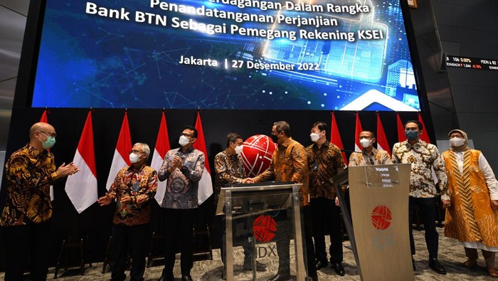 Perluas Jaringan Bisnis ke Jasa Kustodian Wakil Direktur Utama PT Bank Tabungan Negara (Persero) Tbk, Nixon LP Napitupulu (kanan), dan Direktur Utama KSEI Uriep Budhi Prasetyo (kiri) menunjukkan Perjanjian Kerja Sama (PKS) mengenai pemegang rekening KSEI di Jakarta, Selasa (27/12). Bank BTN memperluas bisnis di jasa Kustodian dengan menargetkan dana kelolaan dana dari nasabah institusi yang menggunakan jasa Kustodian sekitar Rp12 triliun pada tahun pertama. Dengan menyandang status sebagai Kustodian akan melengkapi layanan BTN bagi nasabah yang akan melakukan investasi di pasar modal dan menunjukkan komitmen Bank BTN dalam mengembangkan pasar modal Indonesia.