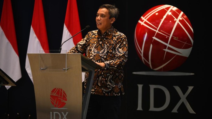 Wakil Direktur Utama PT  Bank Tabungan Negara (Persero) Tbk, Nixon LP Napitupulu (kanan), dan Direktur Utama KSEI Uriep Budhi Prasetyo (kiri) menunjukkan  Perjanjian Kerja Sama  (PKS)  mengenai  pemegang rekening KSEI di Jakarta, Selasa (27/12). Bank BTN memperluas bisnis di jasa Kustodian dengan menargetkan dana kelolaan dana dari nasabah institusi yang menggunakan jasa Kustodian sekitar Rp12 triliun pada tahun pertama. Dengan menyandang status sebagai Kustodian akan melengkapi layanan BTN bagi nasabah yang akan  melakukan investasi di pasar modal dan menunjukkan komitmen Bank BTN dalam mengembangkan pasar modal Indonesia.
