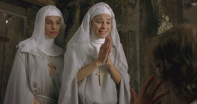 Katy Louise Saunders memulai debut aktingnya pada 2002 saat berusia 18 tahun. Berselang satu tahun, dia membintangi film ‘Virgin Territory’ sebagai Sister Maddalena (kiri). Foto: IMDb