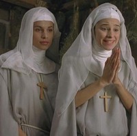 Katy Louise Saunders memulai debut aktingnya pada 2002 saat berusia 18 tahun. Berselang satu tahun, dia membintangi film ‘Virgin Territory’ sebagai Sister Maddalena (kiri). Foto: IMDb