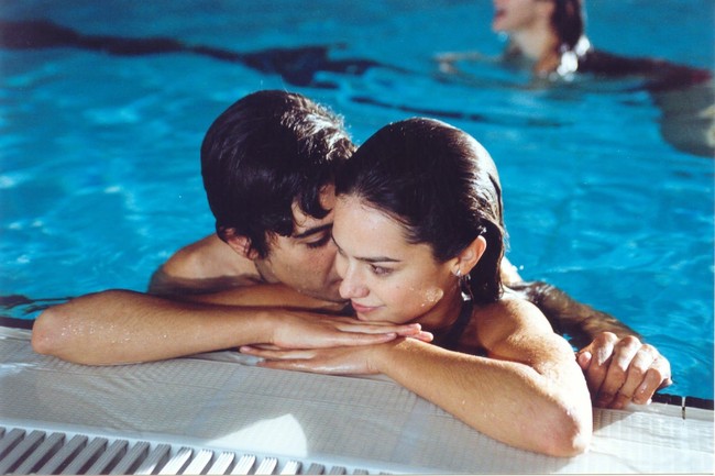 Wanita blasteran Inggris-Kolombia itu mulai membintangi film romantis saat dipasangkan dengan Riccardo Scamarcio di ‘Tre metri sopra il cielo’ pada 2004. Katy dikisahkan sebagai anak SMA dari keluarga kaya yang jatuh cinta dengan bad boy. Foto: IMDb