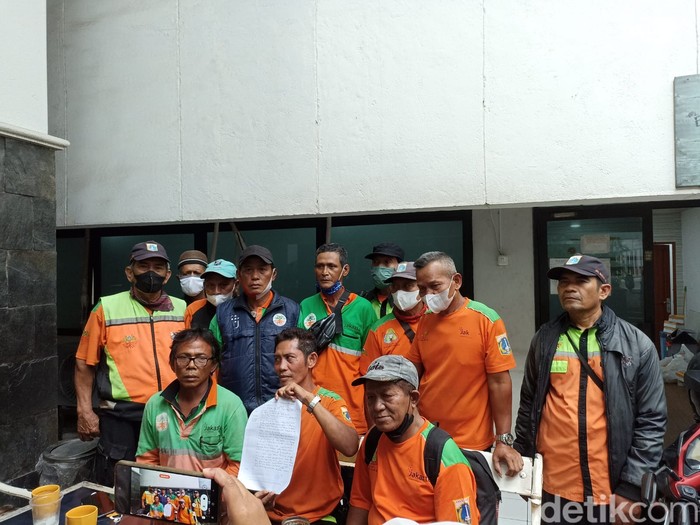 PJLP paruh baya berharap penundaan kebijakan pembatasan usia. (Tiara Aliya A/detikcom)