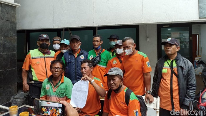PJLP paruh baya berharap penundaan kebijakan pembatasan usia. (Tiara Aliya A/detikcom)