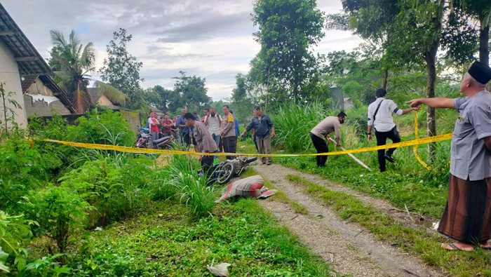 Polisi melakukan olah TKP pasutri di Blitar tewas tersengat listrik