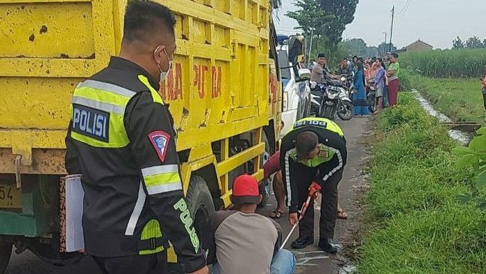 Polisi melakukan oleh TKP kecelakaan mahasiswi di Diwek, Jombang