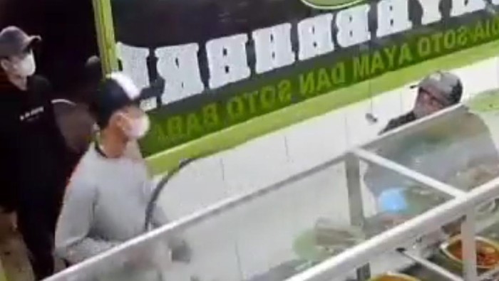 Polisi mengusut aksi begal di warteg di Bekasi yang viral di medsos. Selain pelaku, polisi juga mencari korban begal untuk mengusut kasus itu. (Tangkapan layar video viral)