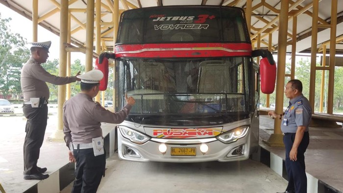 Petugas Satlantas mengecek angkutan Nataru di Terminal BRPS Pekanbaru (Foto: Istimewa)