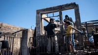 Ada banyak rumah warga yang hancur akibat terbakar.