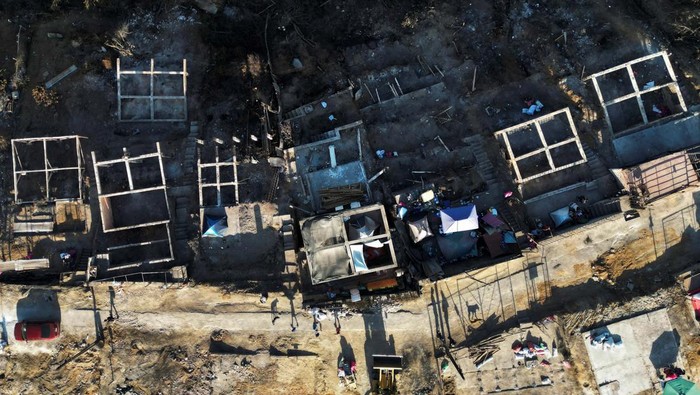 Potret Hutan dan Rumah Warga di Chili Hangus Terbakar Remains of destroyed homes, palms and burnt forest is seen after a wildfire in Vina del Mar, Chile December 26, 2022. REUTERS/Rodrigo Garrido