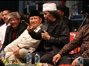 Ikut Acara Cak Nun, Prabowo Lepas Jam Tangan hingga Baju untuk Jemaah Maiyah