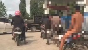 Geger Pria Sultra Telanjang Bulat Ikut Antre BBM di SPBU