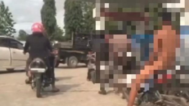 Pria di Konawe Selatan ikut antrean di SPBU telanjang bulat.