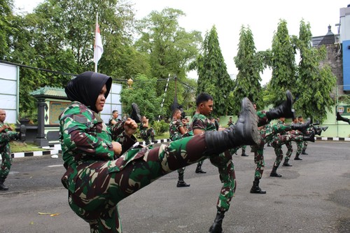 Puluhan prajurit Kodim 1611/Badung berlatih bela diri militer di halaman Makodim 1611/Badung, Selasa (27/12/2022) sore.