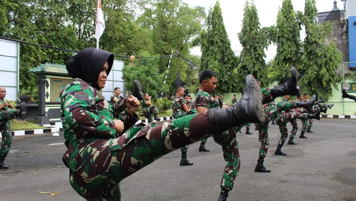 Puluhan prajurit Kodim 1611/Badung berlatih bela diri militer di halaman Makodim 1611/Badung, Selasa (27/12/2022) sore.