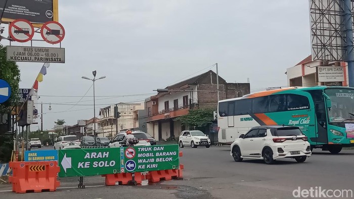Rambu pengalihan dipasang di Simpang Tiga Terminal Karang, Delanggu, Selasa (27/12/2022).