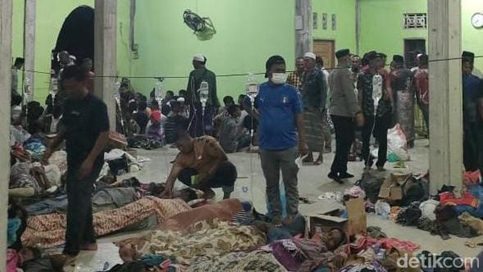 Ratusan pengungsi Rohingya dirawat setelah terdampar di Aceh.