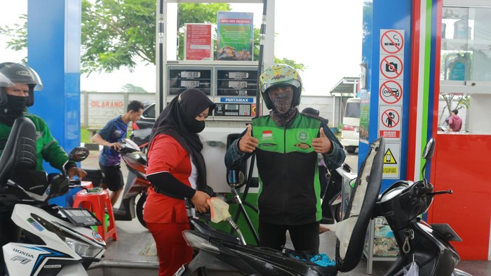 Relawan Sandiaga Bagi-bagi BBM Murah ke Ojol