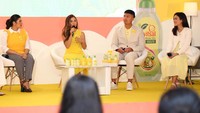 Head of Deodorant and Baby Care Unilever Indonesia, Mahnessa Siregar,  Artis dan Brand Ambassador Zwitsal, Nikita Willy dan Indra Priawan, dan Psikolog Anak dan Keluarga, Samanta Elsener  M.Psi, hadir dalam Festival Zwitsal #MomenBondingBermakna.
