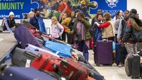 Ribuan penumpang yang penerbangannya dibatalkan di Bandara Internasional Chicago Midway terpaksa pulang. (AP Photo/Tyler Pasciak LaRiviere)