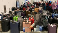 Selain Bandara Internasional Chicago Midway, sejumlah bandara di Amerika juga mengalami hal yang sama. Seperti yang terlihat di Los Angeles International Airport. (AP Photo/Eugene Garcia)