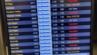 Badai salju menerjang sejumlah negara termasuk Amerika Serikat. Akibatnya lebih dari 5.000 penerbangan di bandara di seluruh AS dibatalkan karena cuaca musim dingin yang mencekam. (AP Photo/Eugene Garcia)