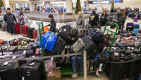 Administrasi Penerbangan Federal (FAA) memberlakukan ground stop atau penundaan untuk pencairan es di sejumlah bandara AS karena cuaca musim dingin. (AP Photo/Tyler Pasciak LaRiviere)