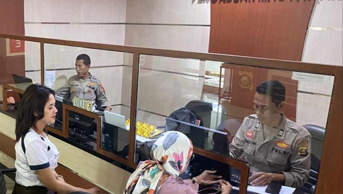 Rina didampingi kuasa hukumnya melapor di SPKT Polda Sumsel. (Foto. Istimewa).