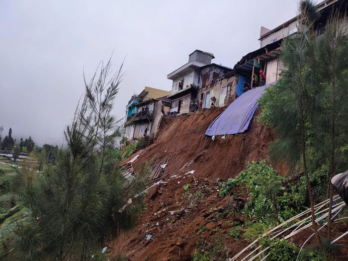 Rumah sejumlah warga di Desa Kalilembu, Kecamatan Kejajar, Wonosobo nyaris terbawa longsor, Selasa (27/12/2022).