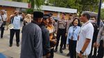 Pagi-pagi Kunjungi TMII, Sandiaga Diserbu Emak-emak