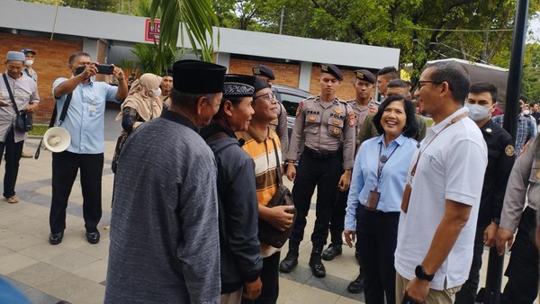 Dalam kunjungannya, Sandiaga sempat berdialog dengan serombongan wisatawan. Mereka mengaku datang dari Jawa Tengah menggunakan 2 bus. Sandiaga bertanya kesan-kesan mereka tentang TMII yang sudah banyak berubah sejak direvitalisasi. (Wahyu Setyo/detikTravel)