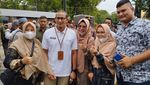 Pagi-pagi Kunjungi TMII, Sandiaga Diserbu Emak-emak