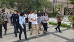 Pagi-pagi Kunjungi TMII, Sandiaga Diserbu Emak-emak