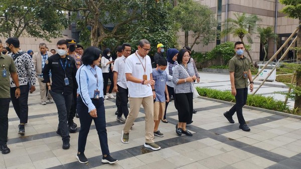 Sandiaga bersama Sulaiman langsung diajak berkeliling oleh Hetty Herawati, Direktur Pemasaran, Pelayanan dan Pengembangan PT TWC BPRB dan Emilia Eny Utari, Direktur TMII. (Wahyu Setyo/detikTravel)