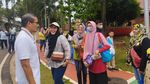Pagi-pagi Kunjungi TMII, Sandiaga Diserbu Emak-emak
