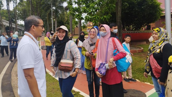 Selain mengecek kesiapan TMII menghadapi libur tahun baru, Sandiaga juga menyempatkan menyapa wisatawan. Sandiaga pun langsung jadi buruan emak-emak. (Wahyu Setyo/detikTravel) Selain mengecek kesiapan TMII menghadapi libur tahun baru, Sandiaga juga menyempatkan menyapa wisatawan. Sandiaga pun langsung jadi buruan emak-emak. (Wahyu Setyo/detikTravel)