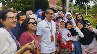 Seperti diketahui, TMII akan jadi titik keramaian saat malam pergantian tahun. Kedatangan Sandiaga ke Taman Mini Indonesia Indah (TMII) untuk mengecek langsung kesiapan destinasi itu dalam menyambut liburan akhir tahun, serta malam Tahun Baru 2023. (Wahyu Setyo/detikTravel)