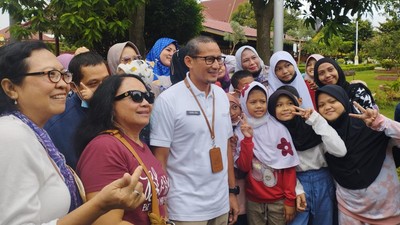 Pagi-pagi Kunjungi TMII, Sandiaga Diserbu Emak-emak