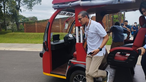 Sejak direvitalisasi pemerintah, TMII memang terlihat lebih keren dan ramah lingkungan. Untuk berkeliling, kini disediakan kendaraan shuttle berbahan bakar listrik, seperti yang dinaiki Sandiaga ini. (Wahyu Setyo/detikTravel) Sejak direvitalisasi pemerintah, TMII memang terlihat lebih keren dan ramah lingkungan. Untuk berkeliling, kini disediakan kendaraan shuttle berbahan bakar listrik, seperti yang dinaiki Sandiaga ini. (Wahyu Setyo/detikTravel)