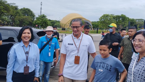Menparekraf Sandiaga Uno berkunjung ke Taman Mini Indonesia Indah (TMII) Selasa (27/12) pagi. Sandiaga ke TMII ditemani oleh putra bungsunya, Sulaiman. (Wahyu Setyo/detikTravel) Menparekraf Sandiaga Uno berkunjung ke Taman Mini Indonesia Indah (TMII) Selasa (27/12) pagi. Sandiaga ke TMII ditemani oleh putra bungsunya, Sulaiman. (Wahyu Setyo/detikTravel)