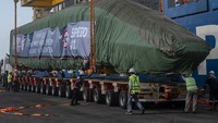Pekerja dengan dibantu alat berat menurunkan gerbong kereta api cepat di Pelabuhan Tanjung Priok, Jakarta Utara, Jumat (2/9/2022). PT KCIC menyebutkan dua trainset atau rangkaian kereta api cepat telah tiba tersebut terdiri atas satu rangkaian kereta inspeksi dan satu rangkaian kereta api cepat KCIC400AF untuk penumpang dan selanjutnya akan langsung dibawa ke KCIC Tegalluar, Bandung, Jawa Barat. ANTARA FOTO/Aprillio Akbar.