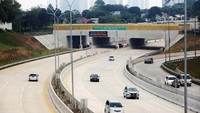 Pelaksanaan Tol Serpong-Balaraja dibagi menjadi dua tahap. Tahap I yaitu seksi 1A (Serpong-CBD) yang sudah diresmikan dan bisa digunakan masyarakat dan seksi 1B (CBD-Legok) yang ditargetkan operasional pada kuartal/II 2023. ANTARA FOTO/MUHAMMAD IQBAL.