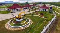Jokowi juga meresmikan sejumlah bendungan, salah satunya adalah Bendungan Semantok. Bendungan yang terletak di Kabupaten Nganjuk, Jawa Timur ini merupakan bendungan ke-30 yang telah diresmikan pada masa pemerintahan Presiden Jokowi. Bendungan ini mampu mengairi sawah seluas 1.900 hektare karena memiliki Dengan kapasitas tampung sebesar 32,6 juta meter kubik dan luas genangan 365 hektare. (dok. Kementerian PUPR).