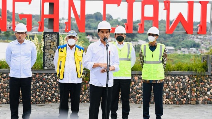 Pembangunan infrastruktur jadi salah satu program prioritas pemerintahan Jokowi di 2022. Sederet jalan tol dan bendungan diresmikan hingga akhir tahun ini.