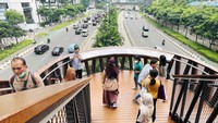 Sementara itu di ibu kota terdapat sejumlah infrastruktur yang diresmikan, salah satunya adalah JPO Phinisi di Sudirman. JPO berbentuk kapal Phinisi tersebut ramai dikunjungi warga. Rengga Sancaya/detikcom.