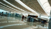 Masih banyak PR soal infrastruktur di tahun 2022 yang salah satunya adalah sepinya sejumlah bandara yang telah diresmikan. Berdasarkan catatan detikcom, saat ini setidaknya ada 4 bandara baru yang relatif sepi. Mereka adalah Bandara JB Soedirman di Purbalingga, Bandara Ngloram di Blora, Bandara Wiriadinata di Tasikmalaya, dan Bandara Kertajati di Majalengka. Tampak Bandara Internasional Jawa Barat (BIJB) alias Bandara Kertajati kini sepi karena tidak ada penerbangan komersial. Andhika Prasetia/detikcom.