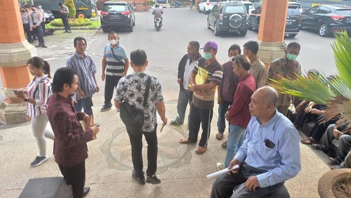 Sejumlah warga Dusun Batu Ampar menyambangi Kantor Bupati Buleleng, pada Selasa (27/12/2022). (Foto: Made Wijaya Kusuma/detikBali)
