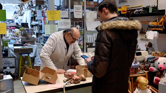 Senja Kala βRumah Sakit Mainanβ Berusia 50 Tahun di Madrid Antonio Martinez Rivas, 70 years old, fixes a