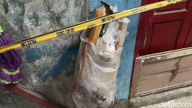 Seorang pria tega menyiramkan air keras ke istri dan anaknya di Cengkareng, Jakbar. Kini, lokasi penyiraman air keras itu dipasangi garis polisi. (Silvia Ng/detikcom)
