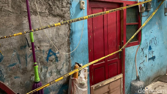 Seorang pria tega menyiramkan air keras ke istri dan anaknya di Cengkareng, Jakbar. Kini, lokasi penyiraman air keras itu dipasangi garis polisi. (Silvia Ng/detikcom)