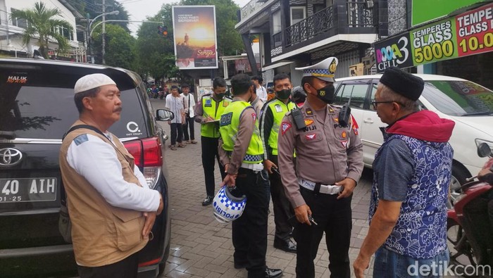 Siswa tergencet makam sunan giri gresik